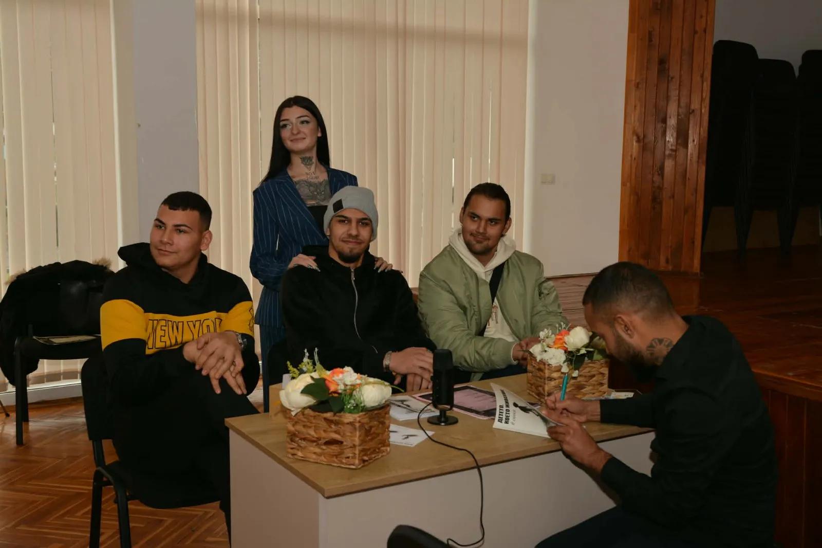 Средецка гимназия реализира проект за пример